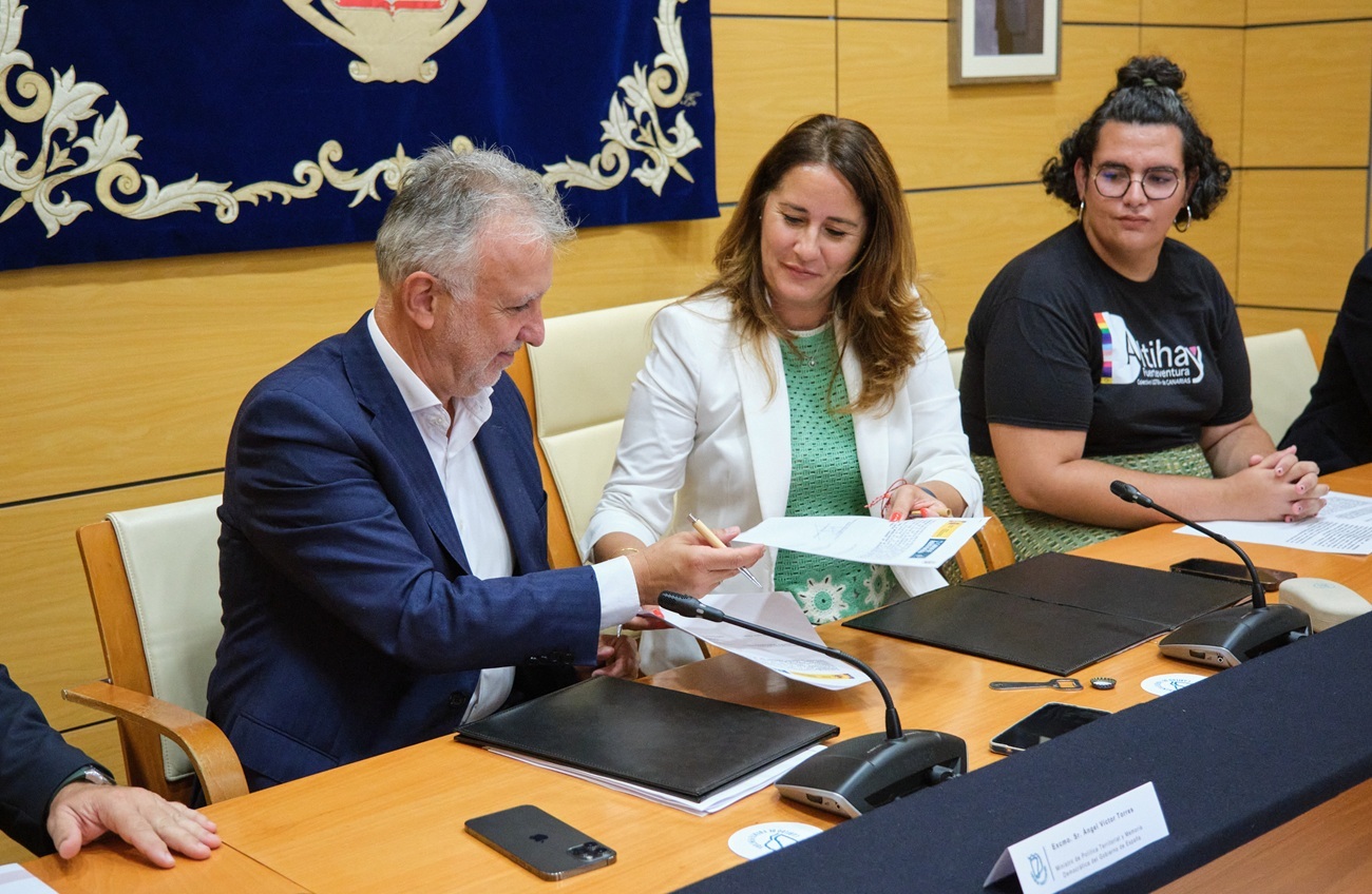 Lola García y Ángel Víctor Torres firman el convenio junto a Altihay.