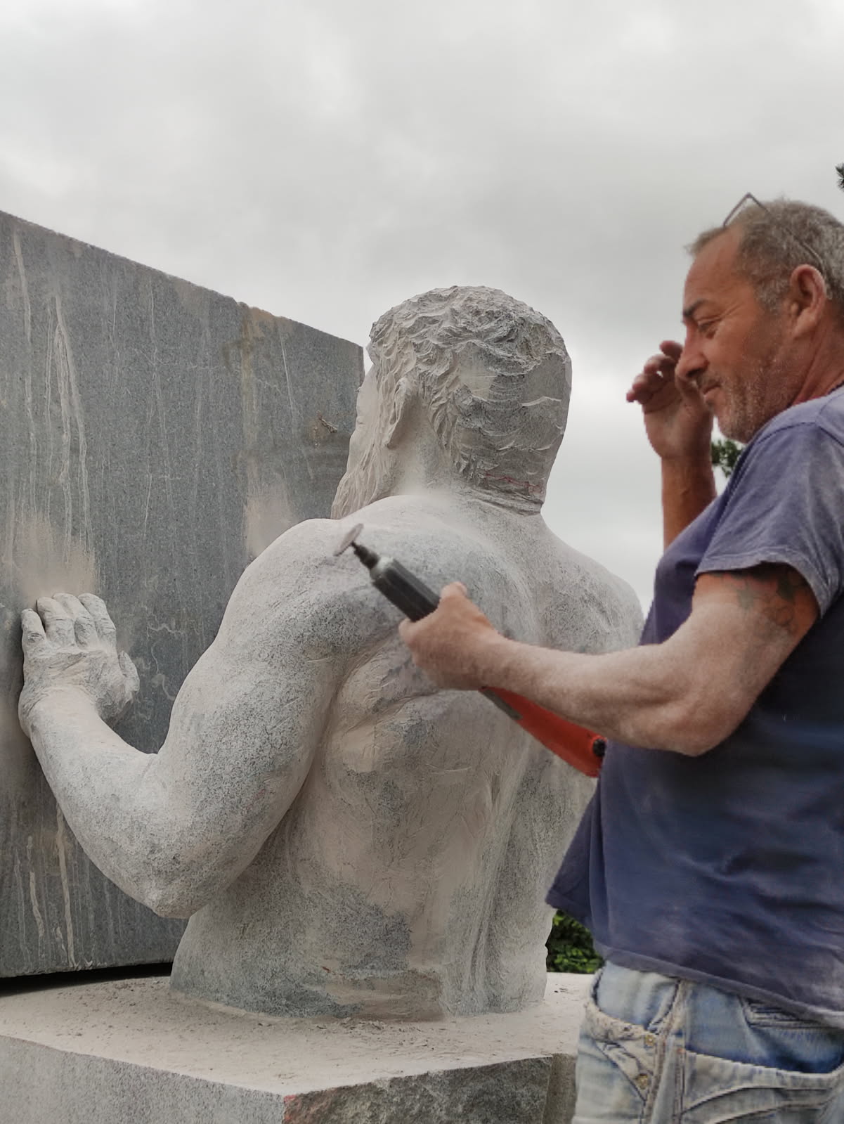 Juan Miguel Cubas esculpiendo en Francia.