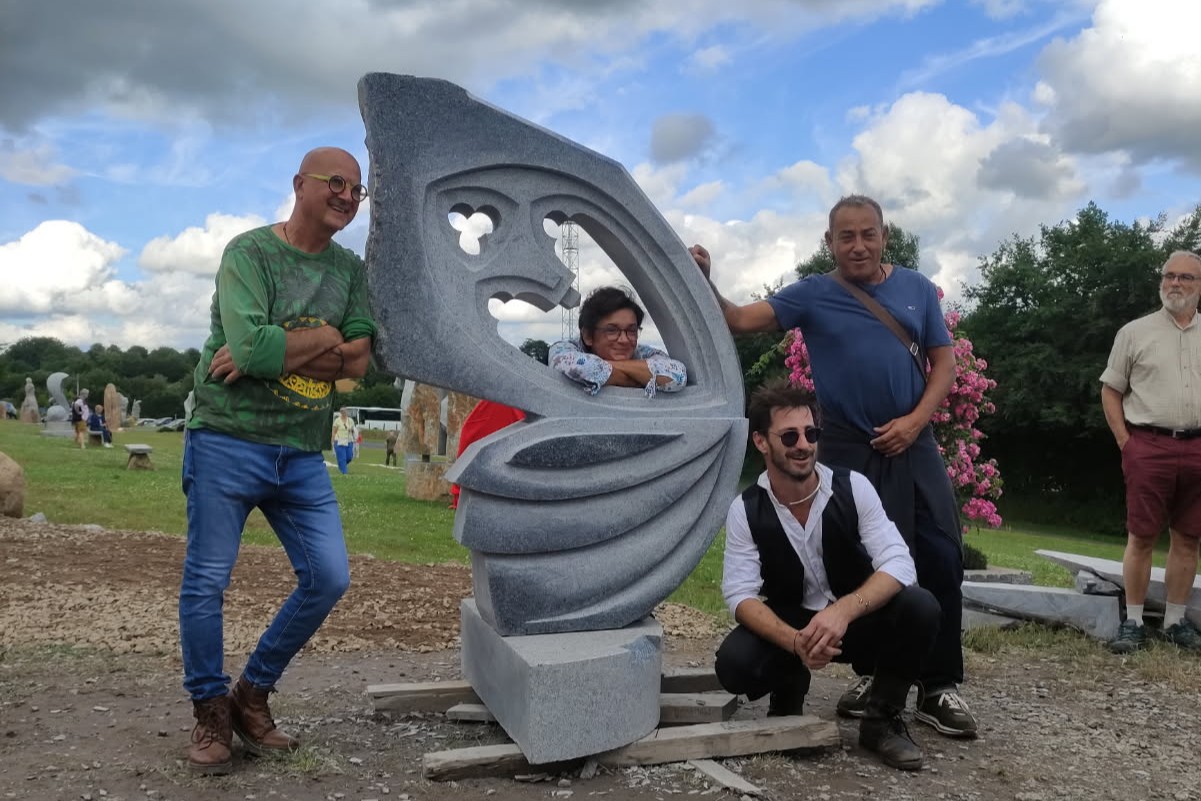 Artistas en el Parque-Museo del Granito de Saint-Michel-de-Montjoie.