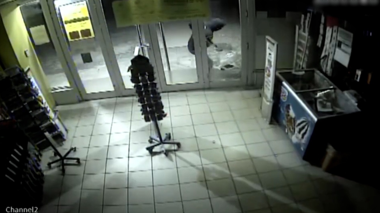 Imágenes de los dos presuntos ladrones actuando en Corralejo.