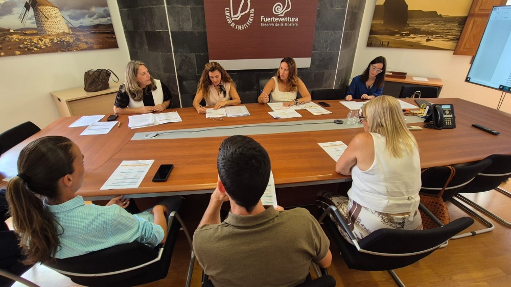 reunión jurado distinguidos turismo