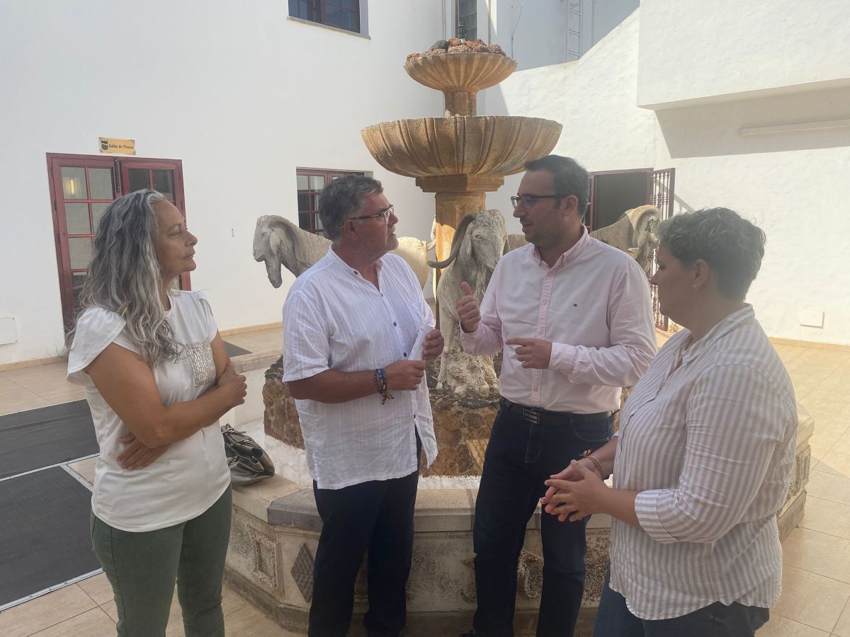 Grupo del Partido Popular tras el pleno de La Oliva.