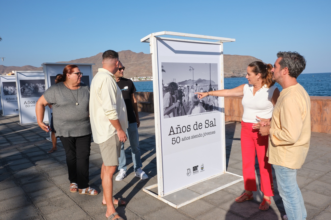 La exposición fotográfica 'Años de Sal 50 años, en Gran Tarajal por la Semana de la Juventud (2)
