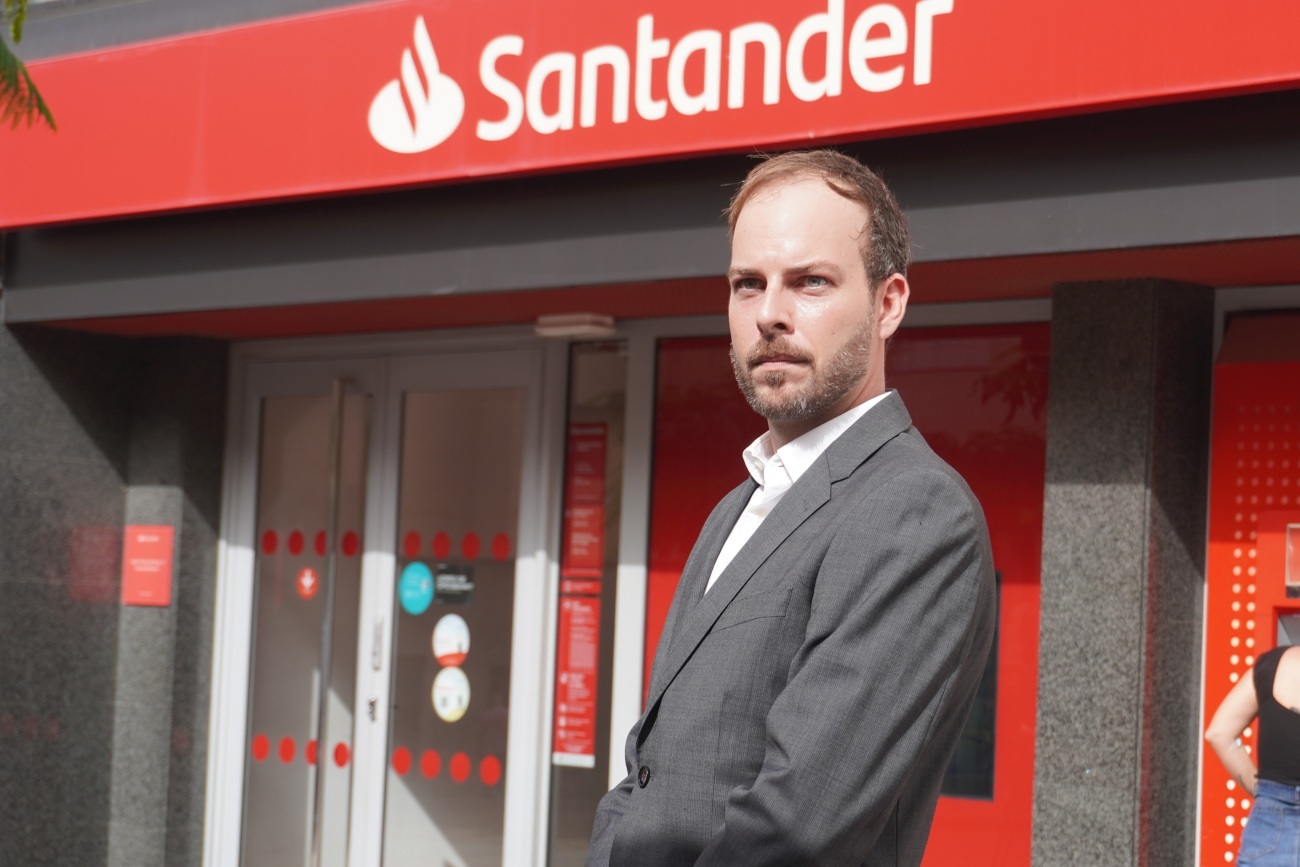 El abogado majorero Pablo Gómez, frente al Banco Santander.