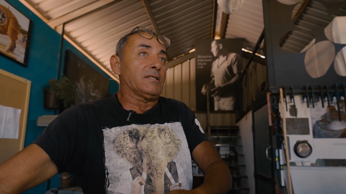 Juan Miguel Cubas en su taller, en Pájara