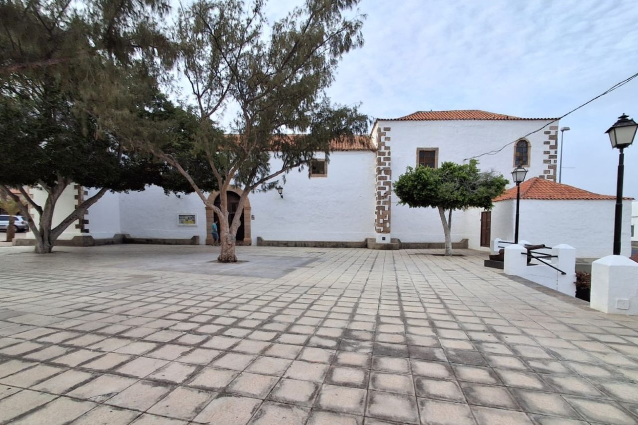 Plaza de la Iglesia de San Miguel Arcángel, en Tuineje.