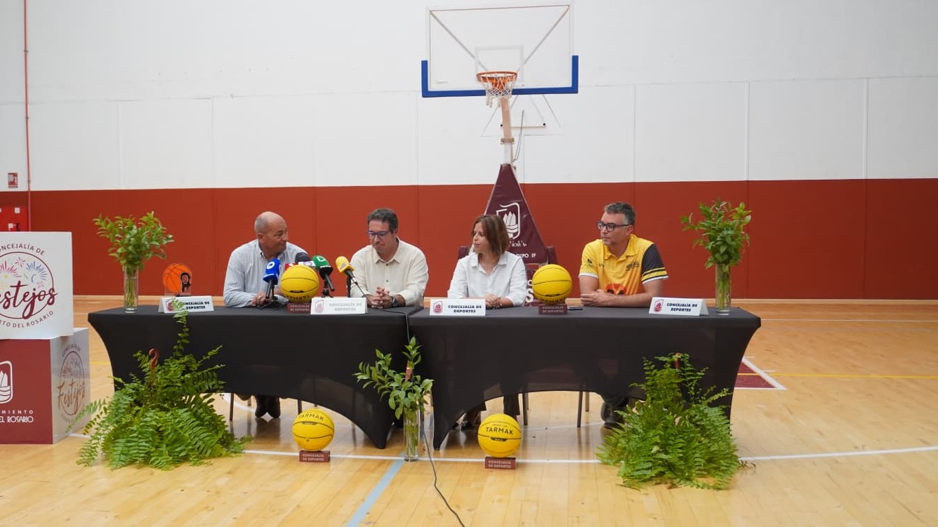 El colectivo MERACAS son los pregoneros de las Fiestas del Rosario 2015 (1)