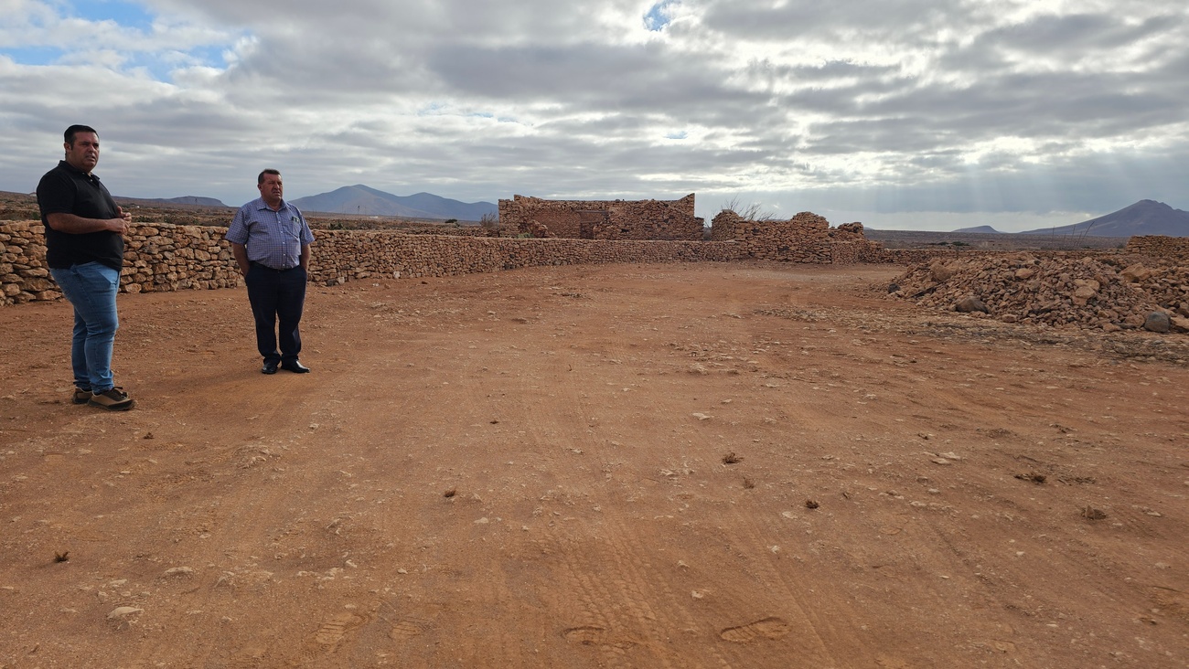Antigua reconstruye el Corral de Concejo.