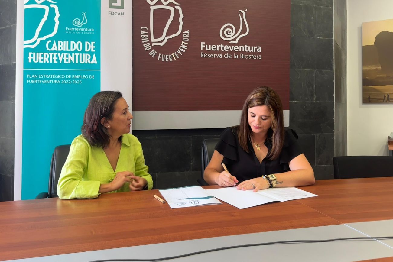 Firma del convenio con Fuerteventura Fsahion Week.