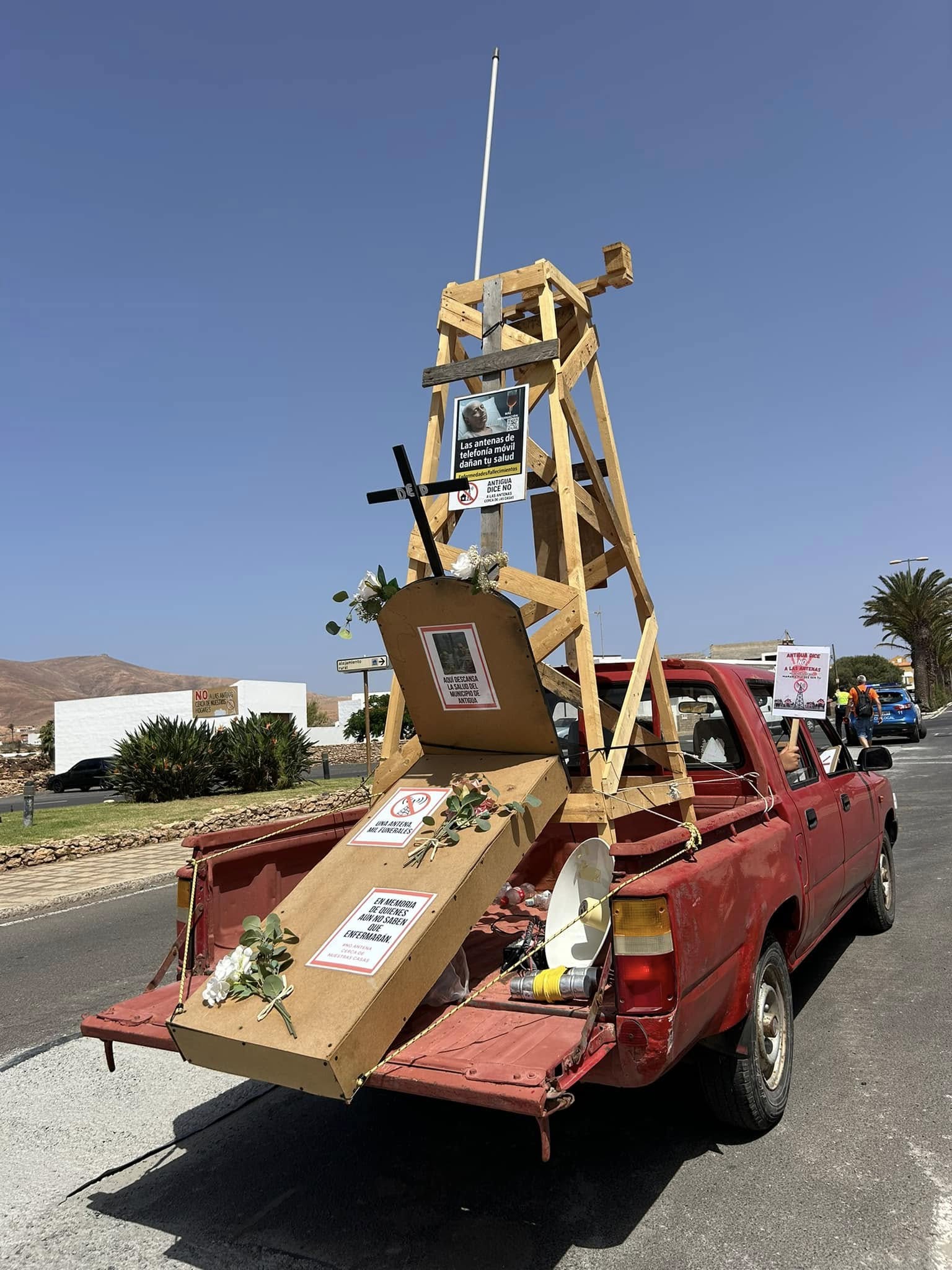 Imágenes de la plataforma 'Antigua dice NO a las antenas cerca de nuestros hogares'.  (2)