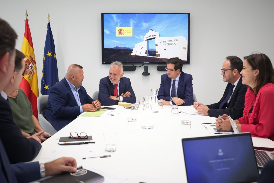 Reunión por la antena de Antigua en Madrid, con el alcalde, dos ministros y la empresa de telefonía.