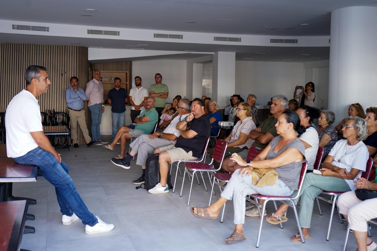 Reunión sobre Rehabilitación de Vivienda en Corralejo.