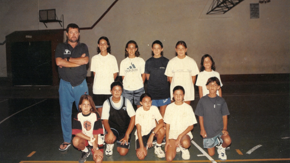 Juan Carlos Lavandera, Lico, con niños y niñas en el Oasis, en 1997.