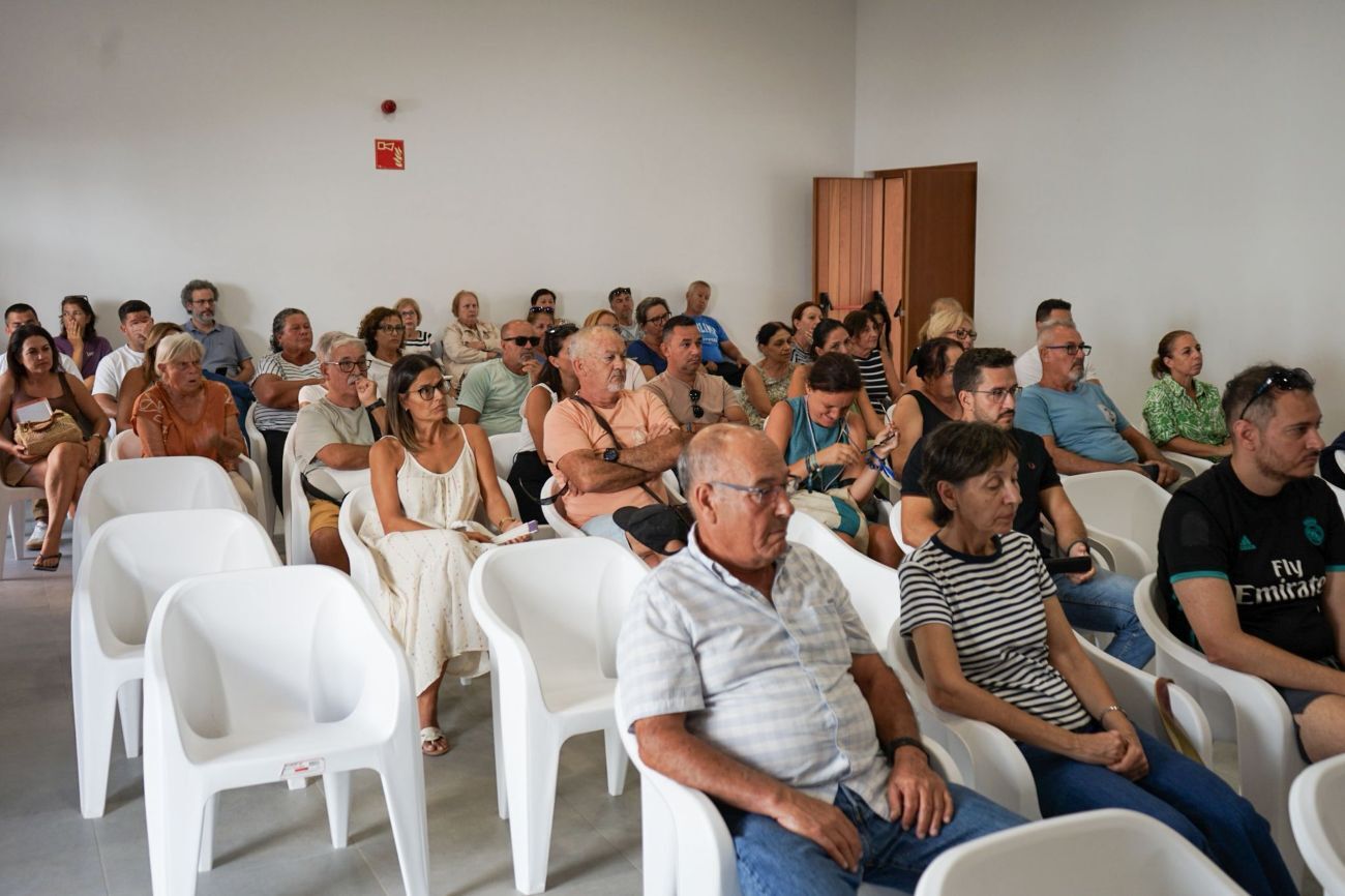 Reunión con vecinos de El Cotillo para explicar el plan de vivienda.