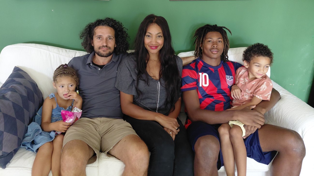 Leandro Castañeyra, con su familia ya en Tenerife.