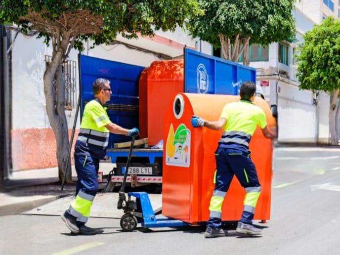 Contenedores de reciclaje de aceite vegetal.