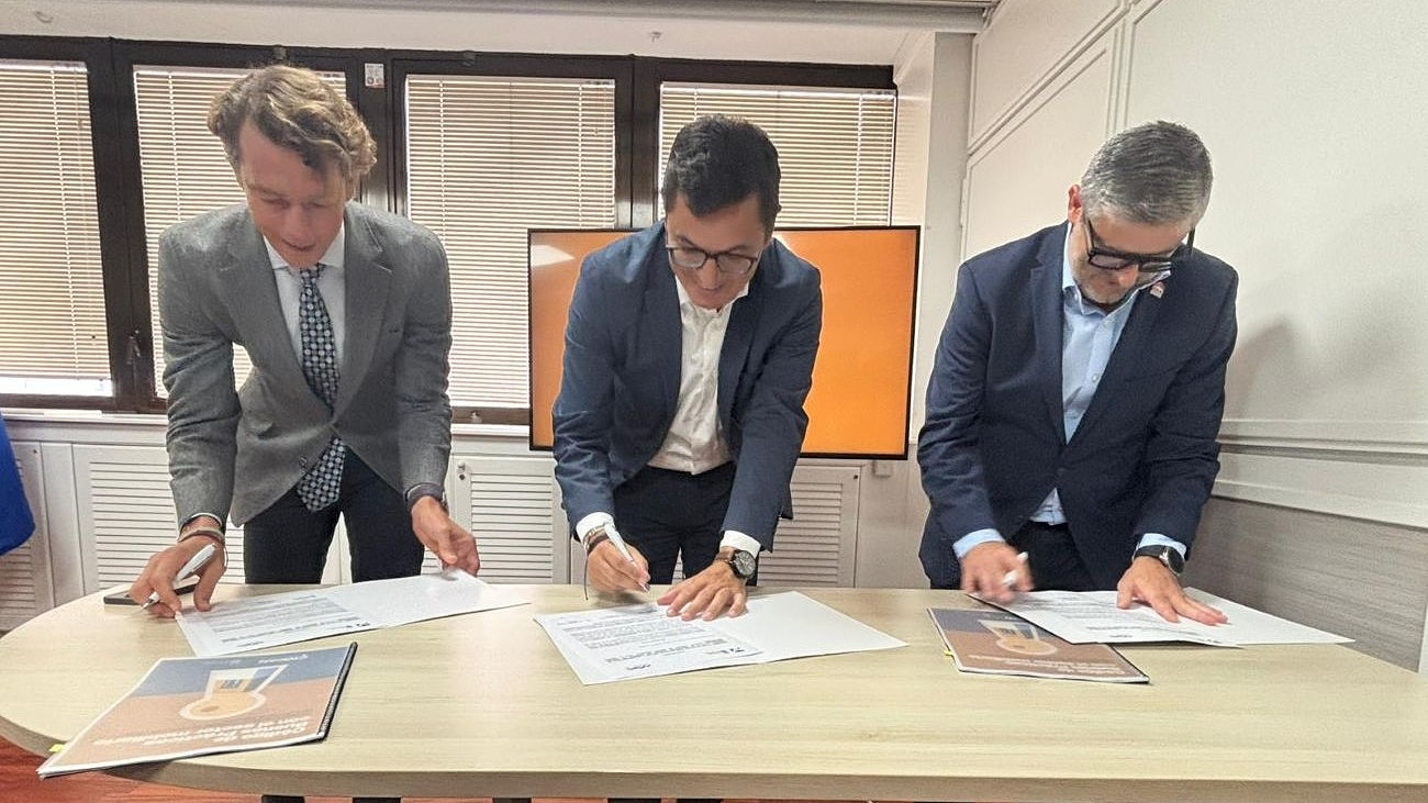 Firma del código inmobiliario CIVICAN.