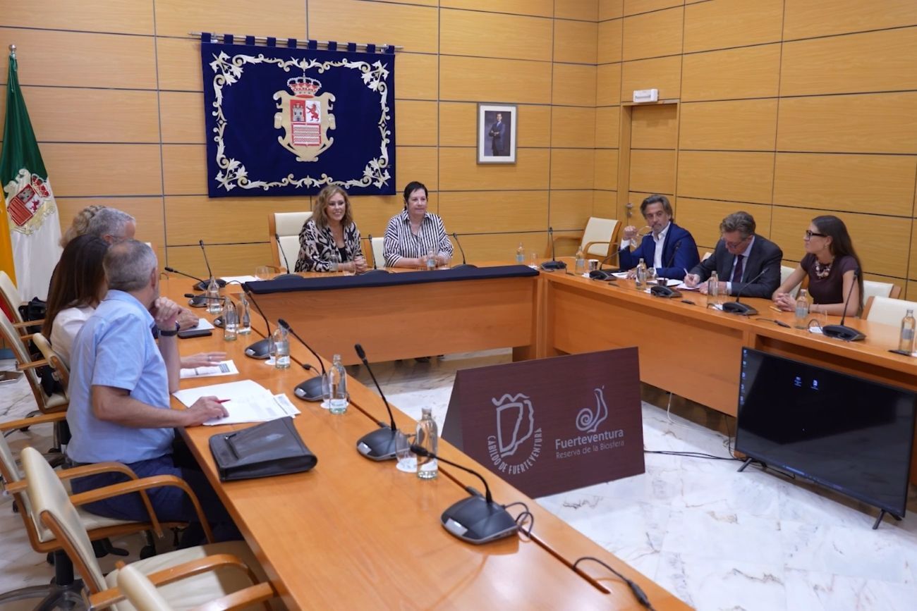La Mesa del Parlamento de Canarias con la Cámara de Comercio de Fuerteventura.