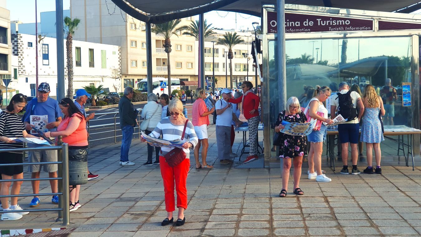 Cruceristas junto a la Oficina de Turismo de Puerto del Rosario.