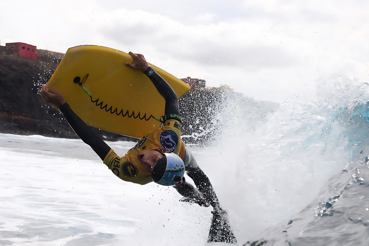 Gabriel Medina ejecuta un invertido en la ola de El Frontón.