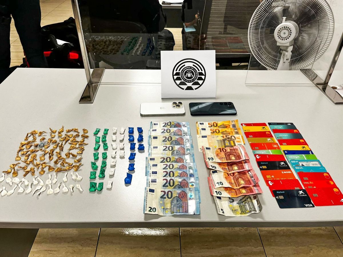 Drogas y tarjetas incautadas en Morro Jable por la Policía Canaria.