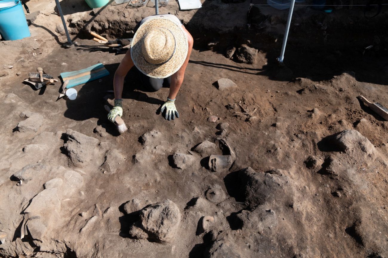 Arqueólogos en trabajan  en el yacimiento romano de Isla de Lobos