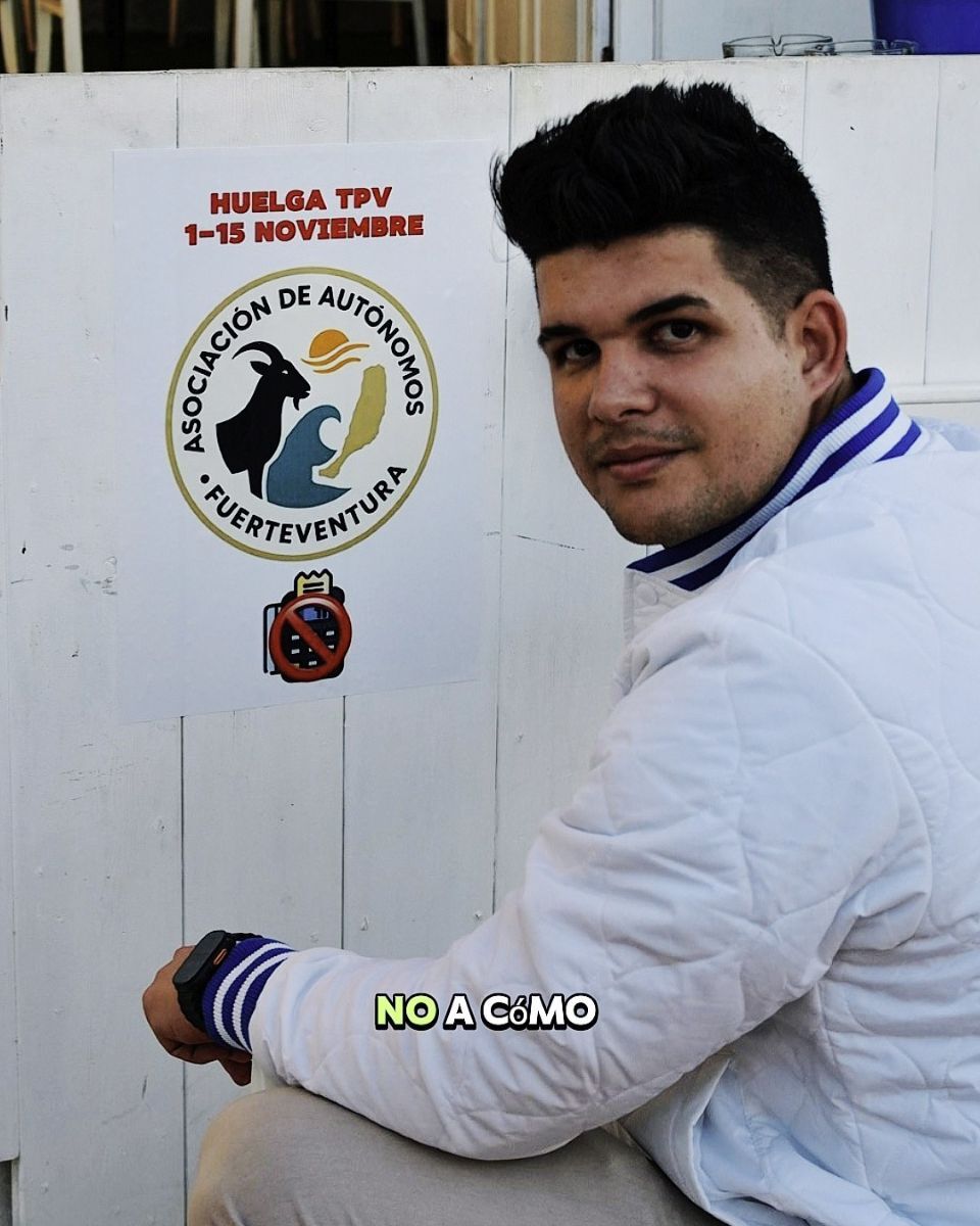 Ariel Alpizar, con el cartel de la Huelga del TPV.