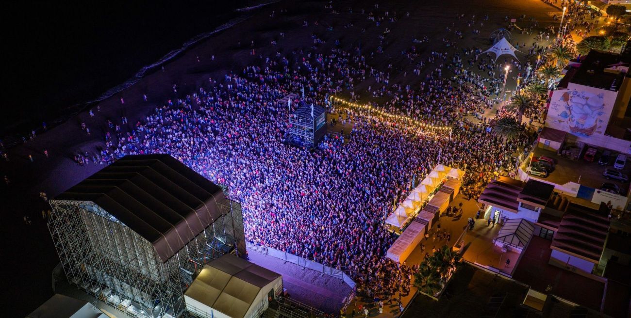 El publico abarrotó la playa de Gran Tarajal en el Arena Negra 2025.