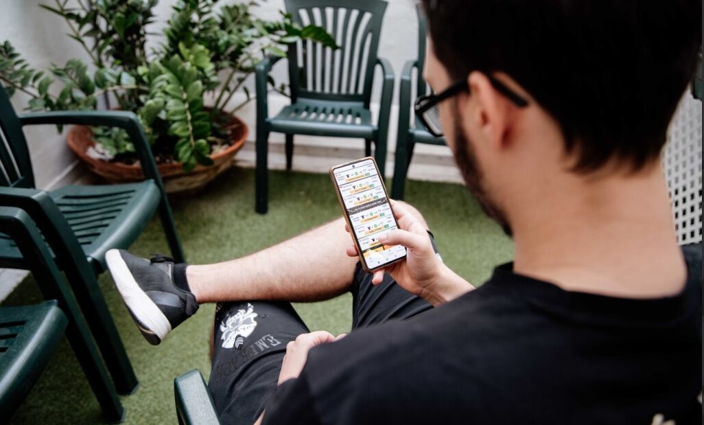Imagen de joven jugando con el móvil (Fundación Adsis).