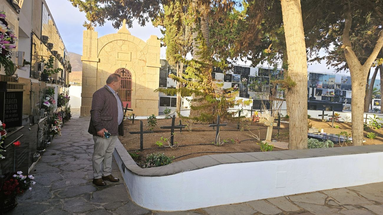 Visita del alcalde al Cementerio de Antigua,