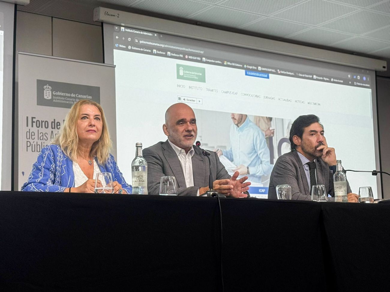 La directora del ICAP, Pino de León (i), el viceconsejero de Administraciones Públicas y Transparencia, Antonio Llorens (c), y Manuel Pastor Sainz (d), director del INAP.