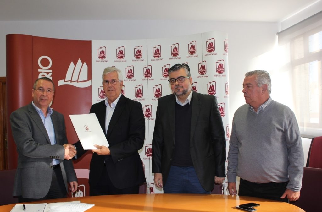 Firma del contrato en 2017 con la empresa adjudicataria, EYSA.