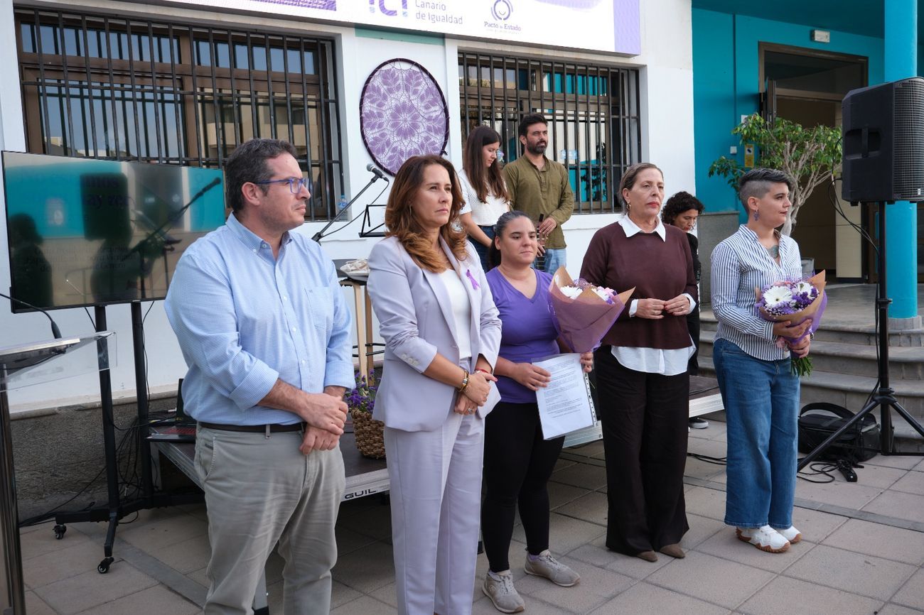 Acto del Cabildo por el 25N (3)