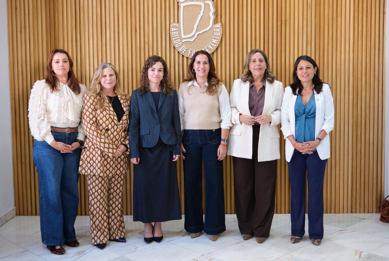 Visita al Cabildo de la secretaria de Estado de Turismo, Rosario Sánchez.