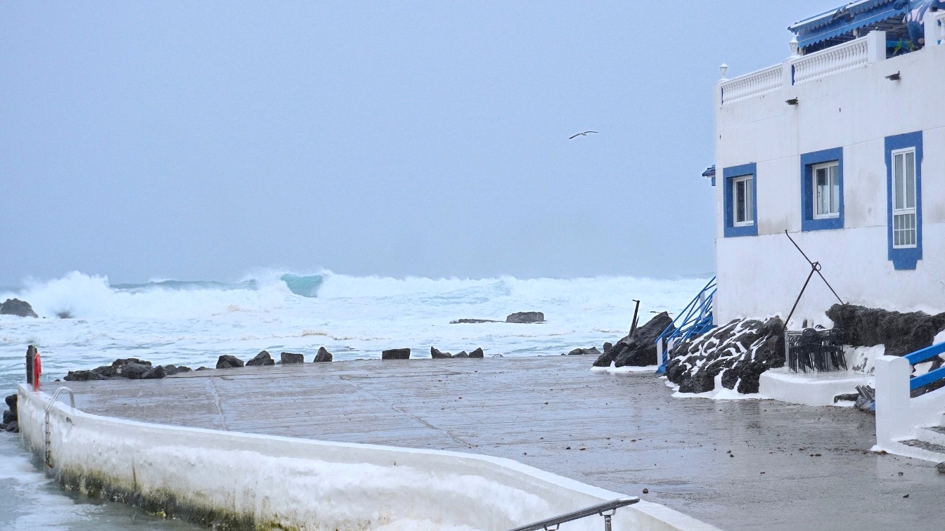 lluvia olas borrasca emilia muelle cotillo | ©Fuerteventura Digital, 2025.