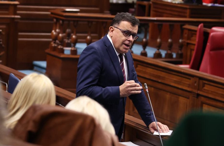 Miranda, en el Parlamento canario.