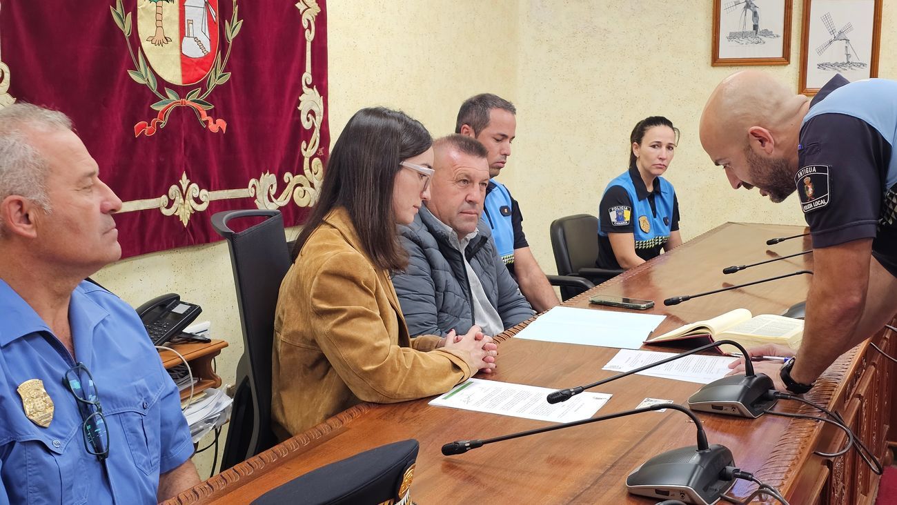 Antigua celebra la toma de posesión de tres agentes en la Policía Local  (4)