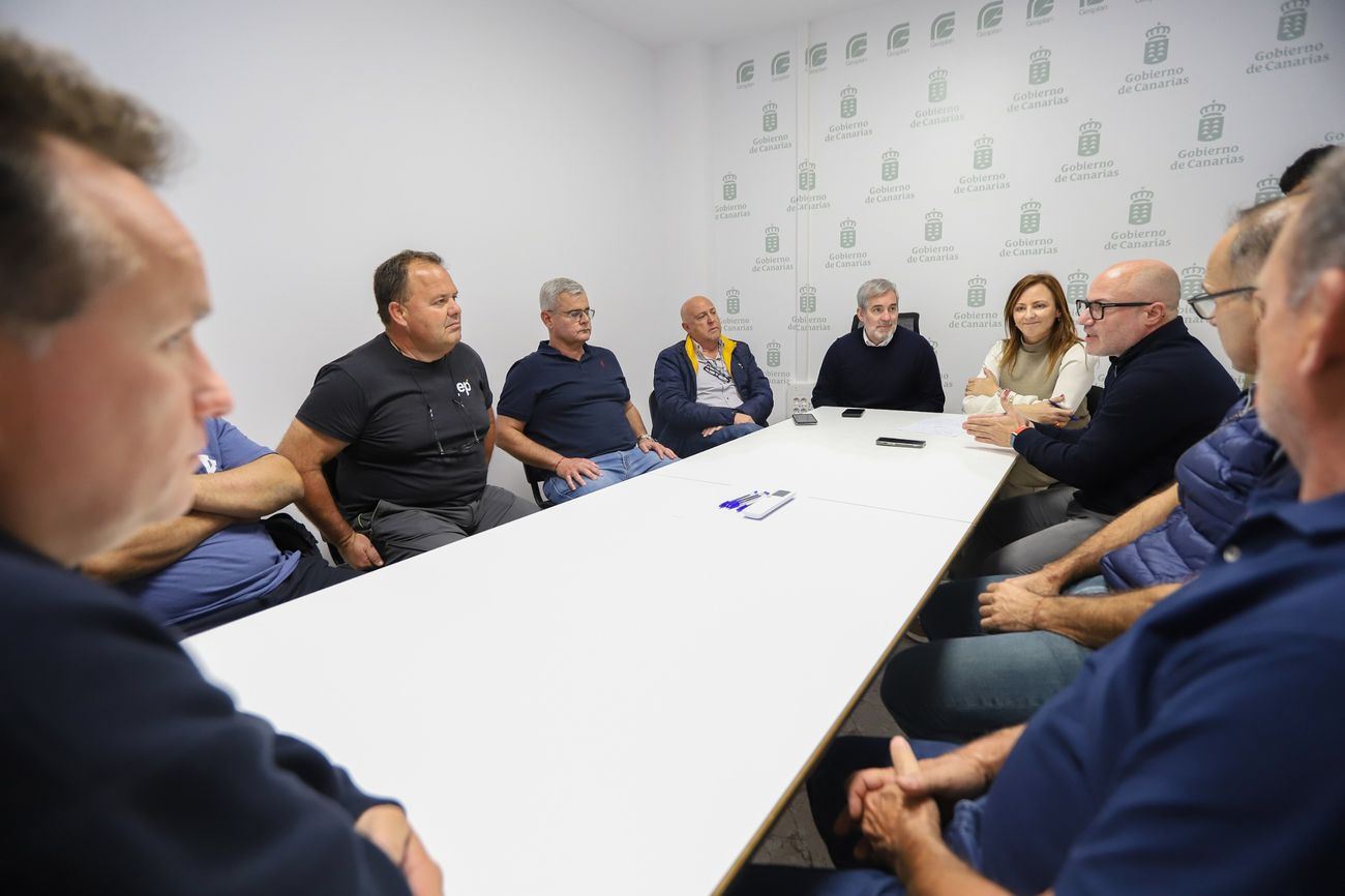 Reunión de Presidencia del Gobierno con los afectados del volcán de La Palma (2)