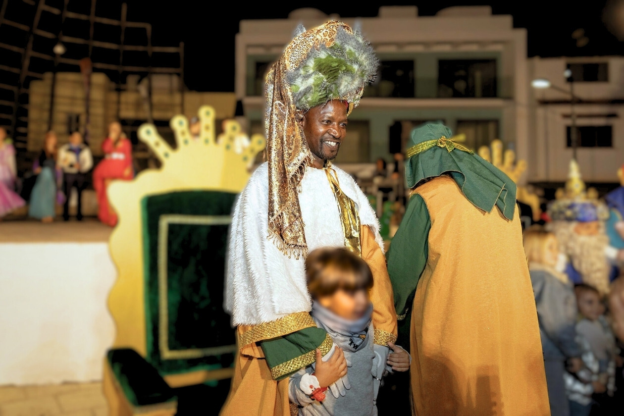 Baltasar, antes de la Cabalgata de Corralejo (La Oliva, 2025).