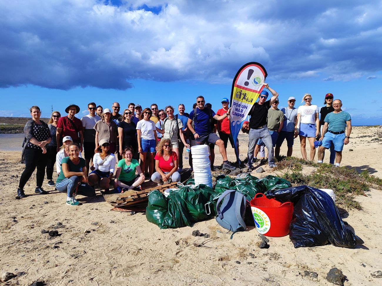 Voluntarios de Limpiaventura, en Bristol, Corralejo.