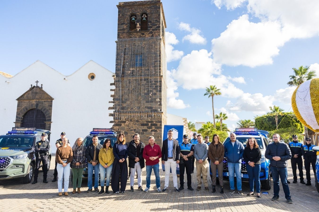 El Ayuntamiento presenta los cuatro coches y tres motos para la Policía Local de La Oliva.