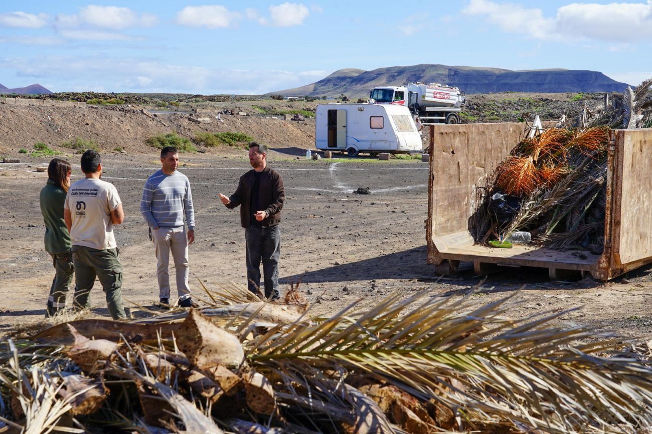 Concejales de La Oliva vistan las labores de restauración ambiental en El Cotillo.