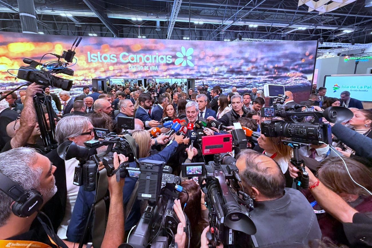 Clavijo, rodeado de medios en Fitur 2026.