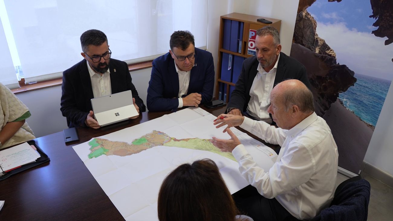 Reunión sobre el Plan General de Pájara en el ayuntamiento.