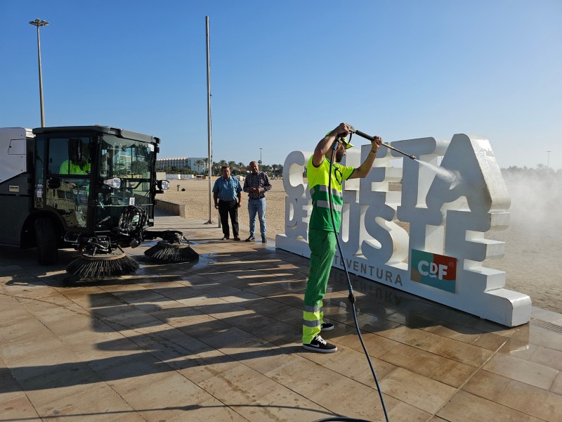 Los servicios de limpieza de Antigua, en Caleta de Fuste.