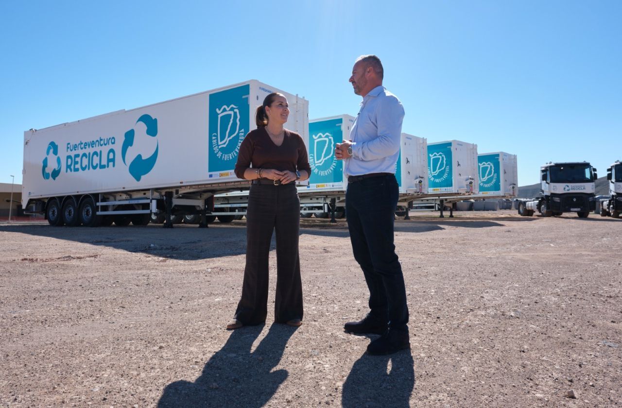 Lola García y Enrique Pérez con la nueva maquinaria de las plantas de transferencia de residuos.