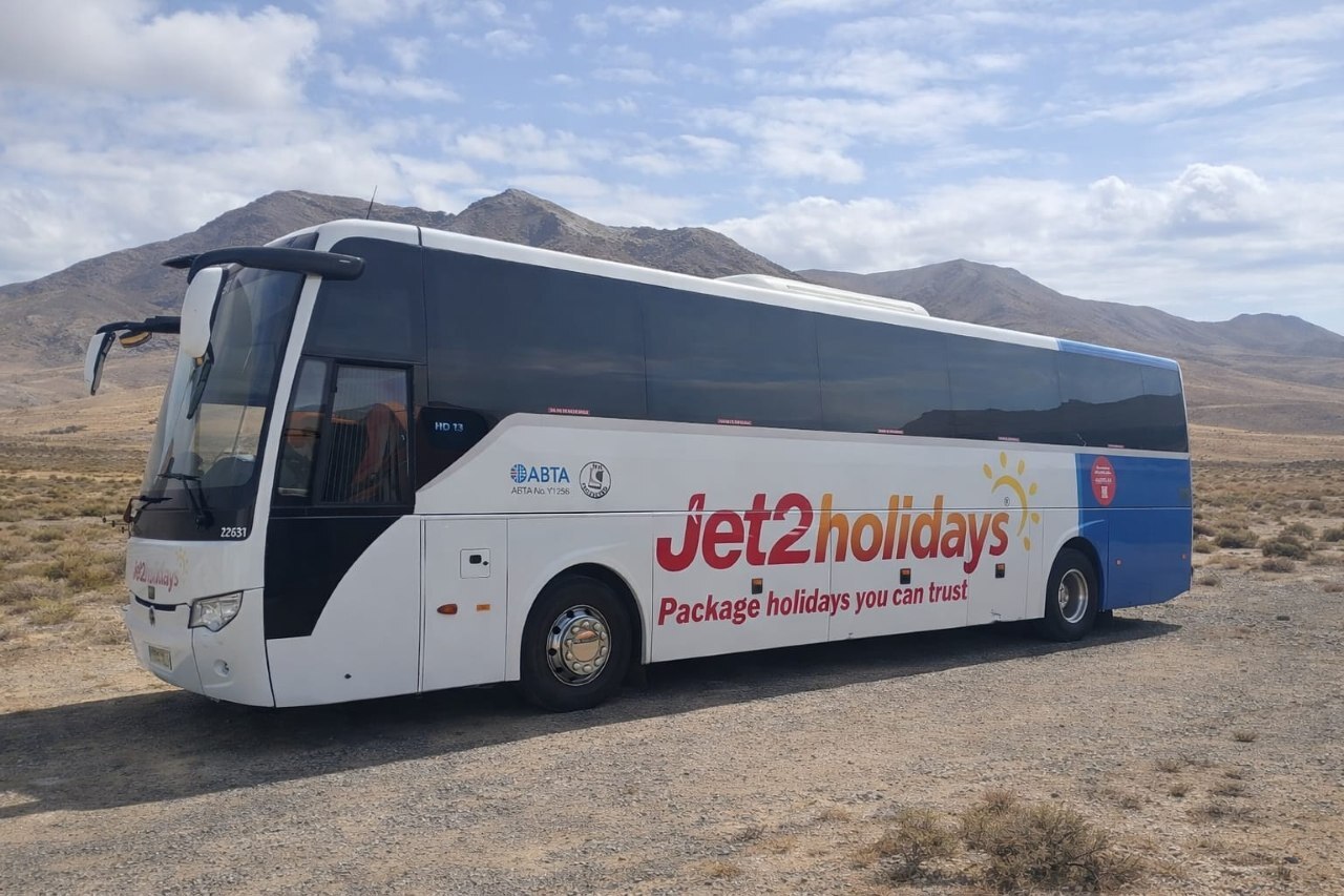 Guagua del grupo NEXCON, rotulada con la imagen del touroperador Jet2.