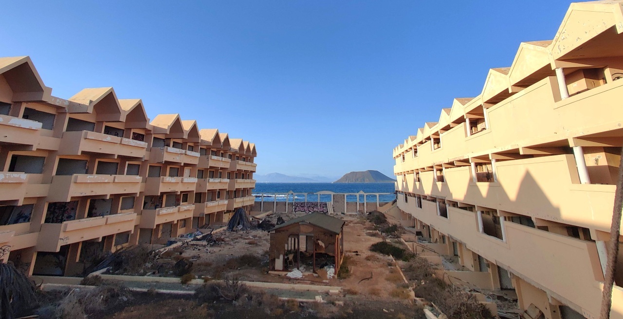 Complejo abandonado de Las Agujas, en la misma entrada de Corralejo | ©Fuerteventura Digital, 2022