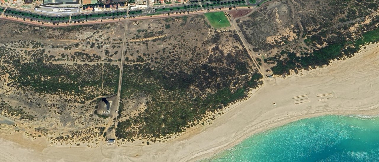 Imagen por satélite del Saladar de Jandía, con las instalaciones en su interior | ©2023, Google  Earth, Airbus.