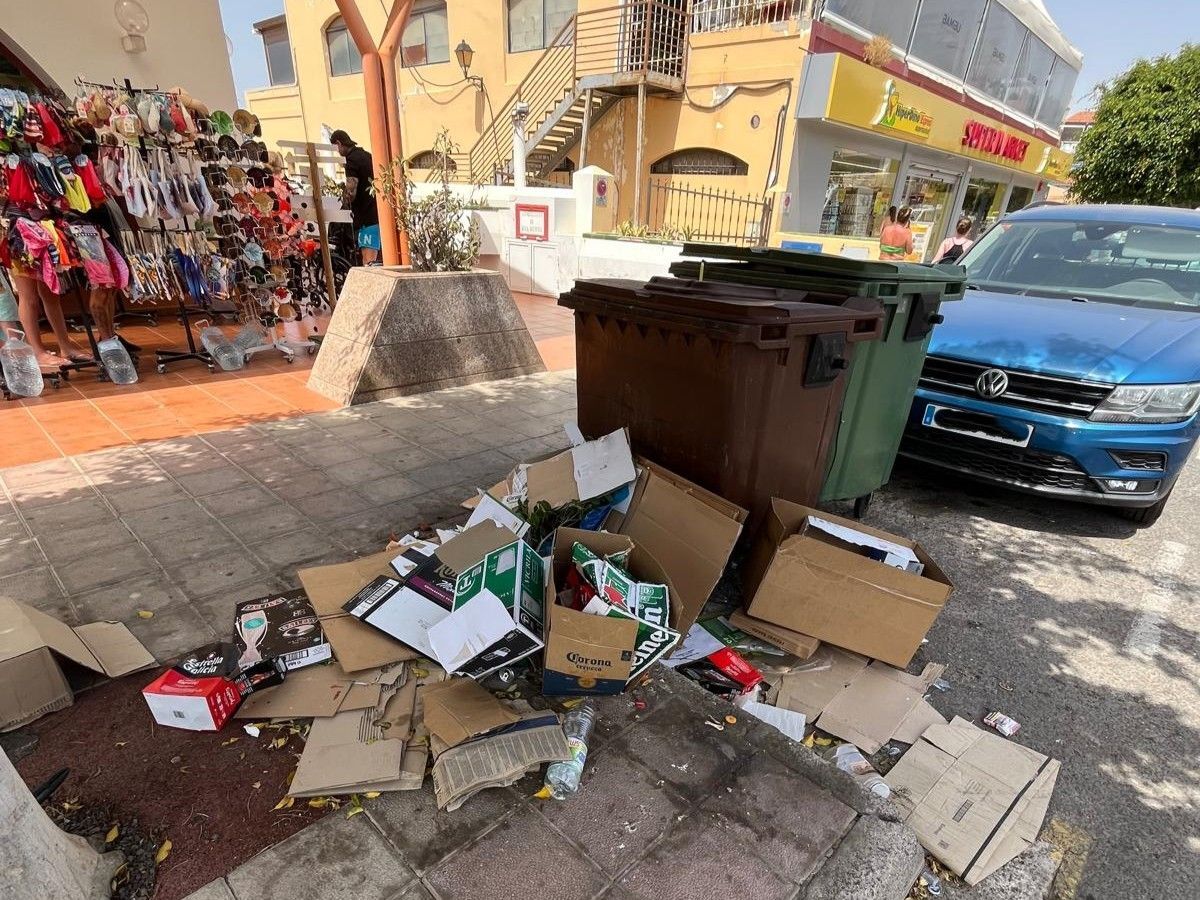 Basura en Caleta de Fuste, en una imagen de la Asociación Empresarios de El Castillo.